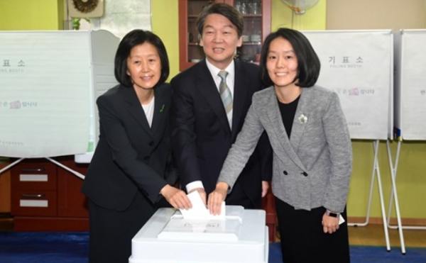 지난 2017년 대선 당시 안철수 대표와 부인 김미경 교수, 딸 안설희 씨와 함께 서울 노원구 극동늘푸른아파트 경로당에 마련된 상계1동 제7투표소에서 투표하고 있다.