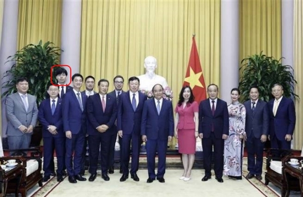 신동빈 롯데회장(가운데 왼쪽)이 응우옌 쑤언 푹 베트남 국가주석(가운데 오른쪽)과 기념촬영을 하고 있다. 신 회장의 장남 신유열 상무(왼쪽에서 세번째)도 동행했다.[사진출처=베트남 총리실]