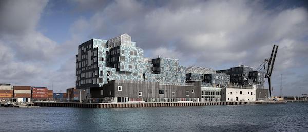 덴마크 코펜하겐 국제학교(CIS- Nordhavn) 건물의 외장은 DSSC 기술 응용 유리창으로 감싸져있다. Courtesy: C.F. Møller Architects
