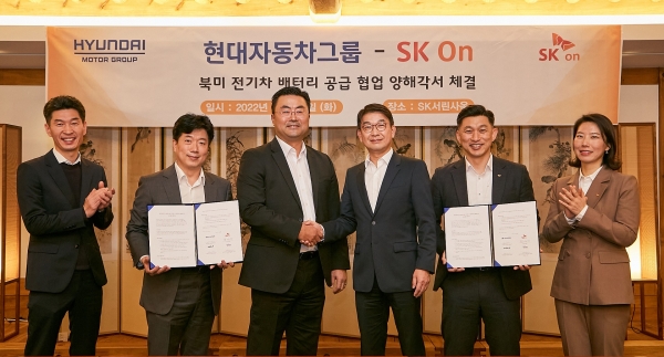 양사 관계자들이 ‘북미 전기차 배터리 공급 협업’ 양해각서를 체결하고 있다.[사진=SK온]