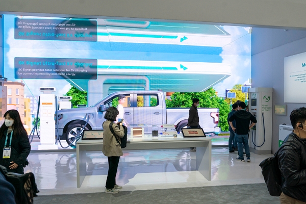 CES 2023 SK그룹관 내 전기차 관련 기술·제품과 수소차 등 친환경 모빌리티를 전시한 모습. [사진=SK]