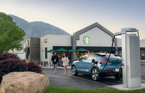 2022년 차지포인트 X 볼보 자동차 X 스타벅스 커피가 파트너십을 맺고 시애틀-덴버 간 EV 충전소 겸 스타벅스 지점 15곳을 개장 운영하기 시작했다. Courtesy: ChargePoint, Inc.