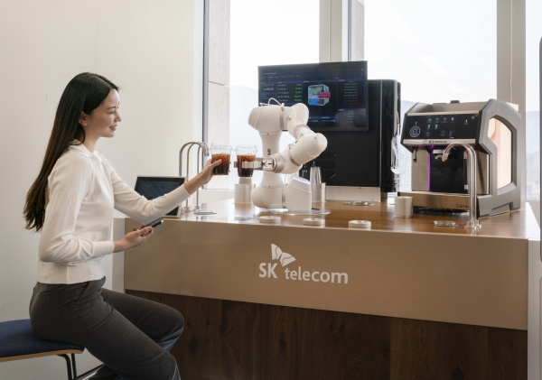 SKT가 출시한 AI바리스타로봇을 통해 커피를 주문하는 등 서비스 이용 장면.[사진=SKT]
