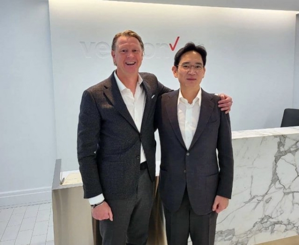 미국 출장 당시 한스 베스트베리(왼쪽) 버라이즌 최고경영자와 만남 환담을 나눈 이재용(오른쪽) 삼성전자 회장