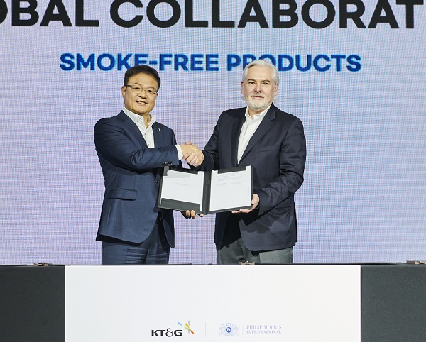 백복인 KT&G 사장(왼쪽)과 야첵 올자크(Jacek Olczak) PMI CEO(오른쪽)가 ‘릴(lil)’의 해외시장 진출에 관한 15년간의 장기계약을 새롭게 체결했다.[사진=KT&G]