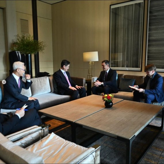 이재용 삼성전자 회장과 페드로 산체스 총리가 작년 11월 18일 만나 반도체 협력 방안을 논의했다