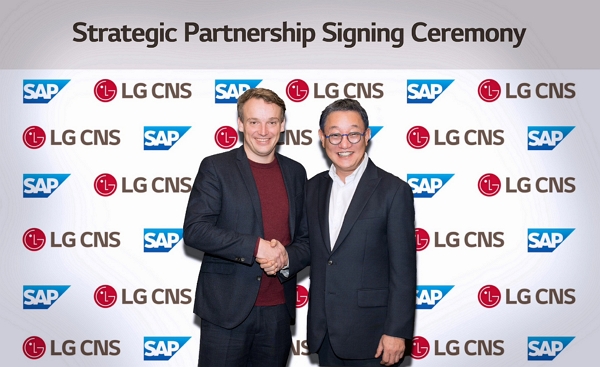 LG CNS 현신균 대표(오른쪽)와 SAP 크리스찬 클라인(Christian Klein) CEO(왼쪽)가 전략적 파트너십 양해각서 체결 후 기념촬영하는 모습. [사진= LG CNS]