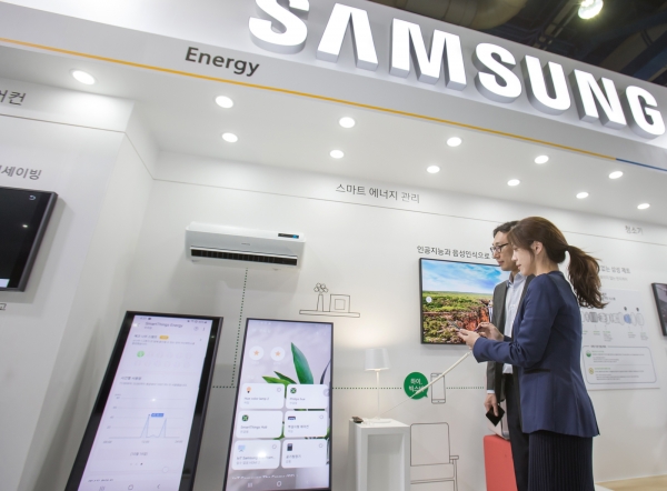 서울 코엑스에서 23일 열린 '2019 대한민국 친환경대전'에서 삼성전자 직원이 가전제품의 에너지 사용량과 전기료를 손쉽게 관리할 수 있도록 도와주는 '스마트싱스 에너지 서비스'를 시연하고 있다. [삼성전자 제공]