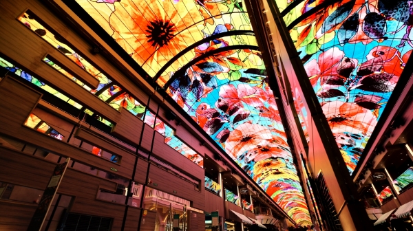 세계에서 6번째로 큰 초대형 크루즈선 '그란디오사(Grandiosa)’호 내부 갤러리아 천장에 설치된 삼성전자 초대형 스마트 LED 사이니지. 면적 580㎡, 길이 93m에 달한다. [삼성전자 제공]