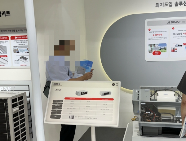 AI로 덩달아 뜨는 HVAC(냉난방공조)...삼성전자 관계자, LG전자 전시품 내부 구조까지 '찰칵찰칵'