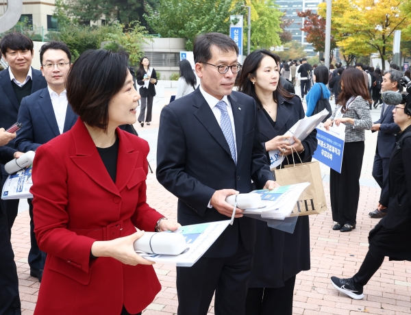 사진은 28일 서울 구로구 기업은행 구로동지점 인근에서 오영주 중소벤처기업부 장관(왼쪽)과 김성태 IBK기업은행장(오른쪽)이 출근길 가두 홍보 캠페인을 하고 있는 모습.