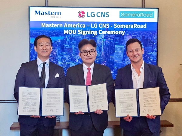 LG CNS 최문근 전무(가운데)가 소메라로드 이안 로스(Ian Ross) CEO(오른쪽), 마스턴아메리카 오진석 대표이사(왼쪽)와 MOU 체결 후 기념사진을 촬영하고 있는 모습.[사진=LG CNS]