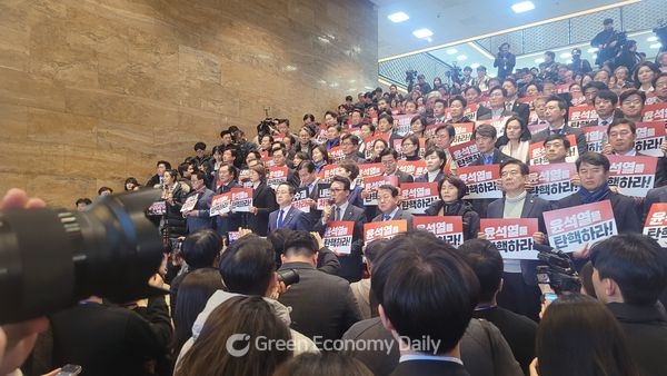 12.3 비상계엄이 대한민국에 남긴 충격과 과제는?..."정치적 불확실성→경제적 손실" 방지책 필요