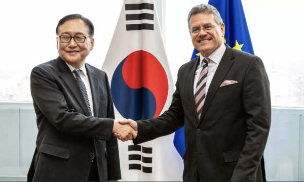 2025년 3월 10일 한・EU 디지털통산협정에 합의한 정인교 산업통상자원부 통상교섭본부장과 마로시 셰프코비치 EU 집행위 무역 및 경제 보안 커미셔너. 사진 출처: Copyright European Union, 2025