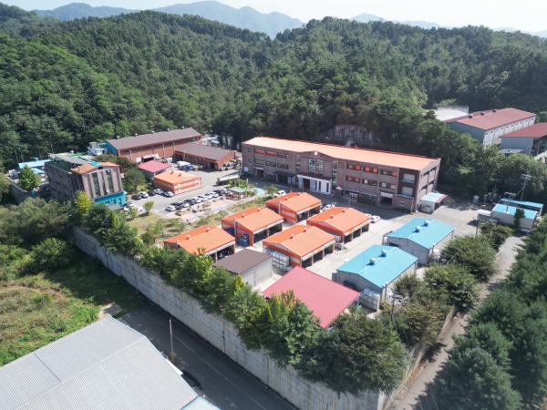 국내 실리콘 중간 소재 명가인 KBG는 최근 산업 안전 관련 PSM(공정안전관리) 등급 기준을 충족하기 위해 설비 투자를 확대했다. 사진은 괴산 사업장.