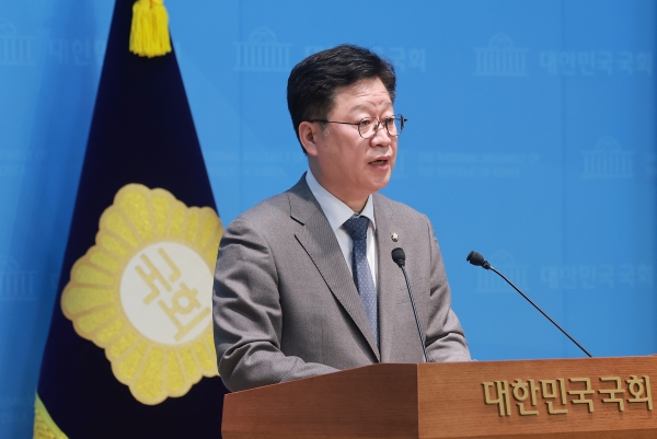 Democratic Party lawmaker Ahn Ho-young holds a press conference at the National Assembly's communication center on the 2nd.